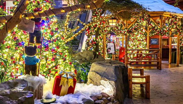 Mystic Falls Park Winter Wonderland at Sam’s Town Hotel and Gambling Hall has a nine-minute laser light show. Mystic Falls Park Winter Wonderland at Sam’s Town Hotel and Gambling Hall has a nine-minute laser light show.