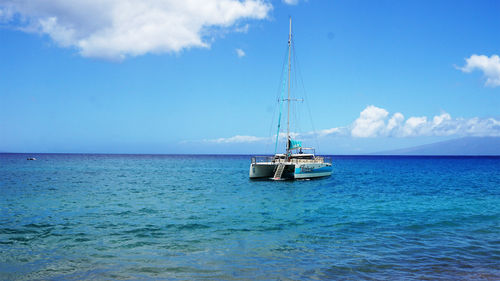 The Teralani 5 heads toward the shore to pick up the next tour group on Kaanapali Beach.